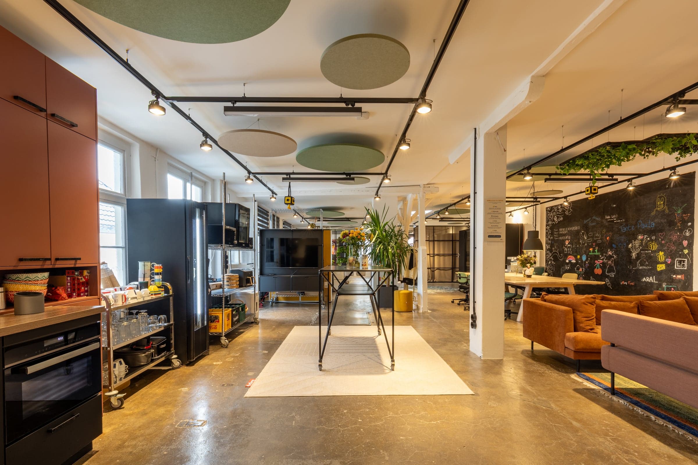 Blick durch das LOFT45 mit Lounge und offenem Gemeinschaftsbereich